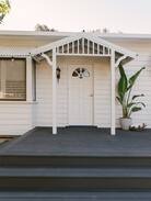 Lake Hume Village Cabin | Anchorage lakeside luxury cabin,relaxing deck.