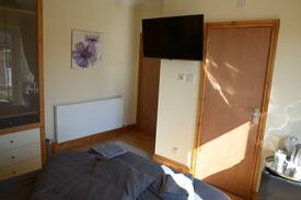 Botwell Bed & Breakfast | Double Ensuite Room near Heathrow