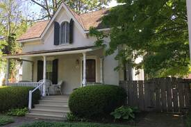 Historic Old Town Cabin | Periwinkle Cottage with a private pool & garden