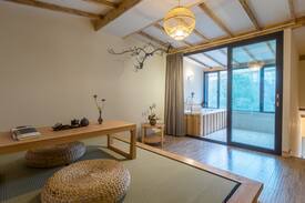 Emeishan Hotel | 峨眉山欢喜无厌·拈花溪温泉民宿-拈花温泉恬居 Loft (大床)