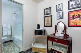 Natchez Hotel | John Wayne Room Days Inn Historic Natchez