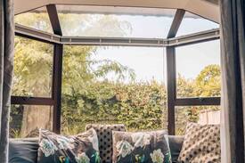 Northcote Apartment | Pointairbnb in Northcote Point. City close.