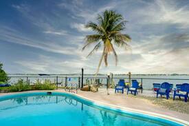 Englewood Villa | Waterfront “Paradise Bay” suite at blue island inn
