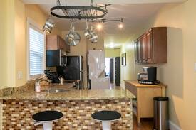 Capitol Hill Apartment | Capitol Hill /Eastern Market Heart of Barracks Row