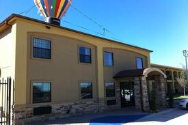 Fort Worth Hotel | Hotel Room with Jacuzzi (Scottish Inn)
