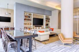 West Town Apartment | River North/Fulton Market HighEnd Pool/HotTub Gym