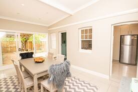 Orange Apartment | Bowen Terrace | Stylish, Walk to CBD, Sleeps 6
