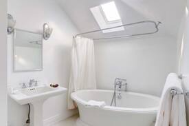 Prince Edward House | Claramount Carriage House on Picton Harbour Suite9