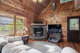 Blue Ridge Cabin | ❤️ Calico Cabin Mtn Views! Hot tub, Firepit, pets!