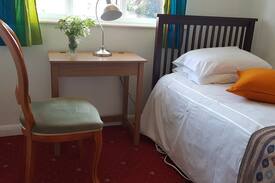 Worcester Park House | Clean & spacious room in South West London