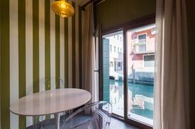 Cannaregio Apartment | Do Pozzi waterdoor elegant flat