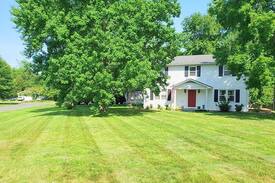 Lexington Park House | TwinClave Room - Beautiful Colonial on 1/2 Acre