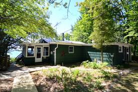 New Era House | Whiskey Creek Cottage is just steps down to the private beach frontage!