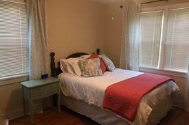 Bowling Green House | Nutwood Getaway in the Center of BG