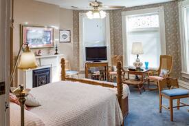 Henderson Bed & Breakfast | 3 Atkinson Park Twin-Upstairs-L&N Bed and Breakfast