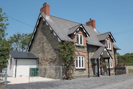 Cardigan Cabin | Cosy Cilbronnau Lodge, Llangoedmor, Cardigan
