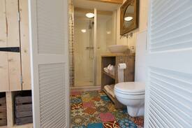 Zuid-Scharwoude Cabin | Tiny House aan vaarwater, Alkmaar, Strand, Bergen.