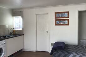 Flemington House | Studio Unit, private, close to tram, train, city
