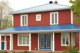 Rimouski-Neigette House | Maison rouge au toit bleu
