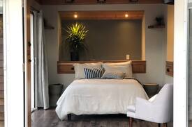 Gorge -Tillicum Area House | Tidal wood villa