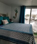 Thompson Square - Bunker Hill Boat Rental | Charlestown houseboat, walk to Boston attractions