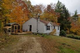 Effingham House | HighWatch Getaway - close to mountains and lakes.