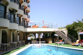 Kusadasi City Centre Apartment | bayrama özel 2 kişi oda kahvaltı ve aksam yemeği