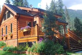 Mount Robson House | Resplendent Mountain Lodge adjacent to Jasper