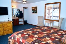 Irwin Cabin | Little Moose Lodge: Single Queen (Room 6 of 7)
