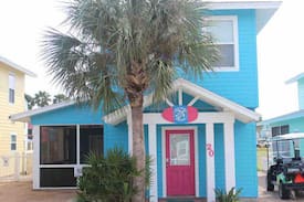 Port Aransas Cabin | Blue Turtle Cottage- 1/2 mile to the beach!