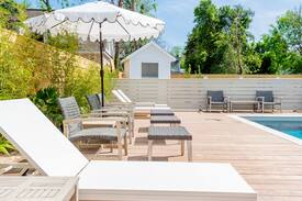 Cannonborough Elliotborough House | Boutique Hotel Home with Pool 'The Cove'