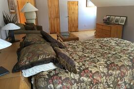 Harrison Bed & Breakfast | Carriage Inn Lake House-Upper Level