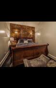 Fourmile Hotel | Boone Trace Inn, Majestic Bedroom #4