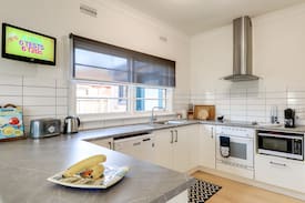 Lakes Entrance Villa | HOVE TO Pet Friendly Disability Accessible