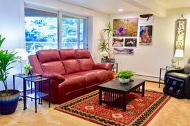 Kodiak Bed & Breakfast | Cozy Corner Room - Cranky Crow Bed and Breakfast