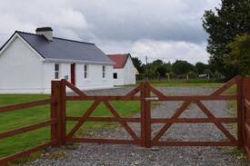 Foxford Cabin | Cosy, Modern Cottage located near River Moy