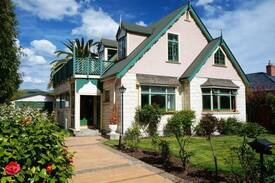 Somerfield House | Gingerbread Lodge privacy single room7