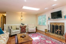 Hendersonville House | Azalea House (Country setting close to town)