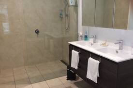 Urangan House | Pier House Queen: Breakfast, Beach, Pier & Marina
