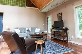 Ashford Villa | Blue Jay Hollow - 12 private acres - Hot Tub