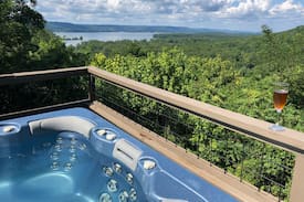 Groveoak Cabin | Eagle Point Cottage overlooking Lake Guntersville