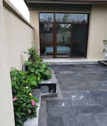 Tengchong County House | 出自苏轼《于潜僧绿筠轩》” 宁可食无肉,不可居无竹。也因院内种植紫竹而得名。