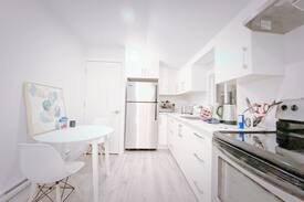 Surrey House | 2 Bed Carriage House in White Rock Walk to Beach