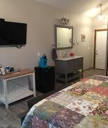 Pawhuska Hotel | Prairie Cottage King Suite 1/2 block from PW Merc