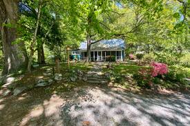 Clayton House | Sunshine Cottage (close to downtown Clayton, GA)