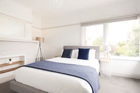 Bellerive House | Kangaroo Bay Cottage - Close to City, Shops, Beach