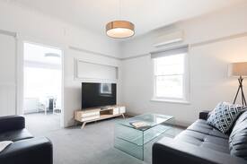 Bellerive House | Kangaroo Bay Cottage - Close to City, Shops, Beach