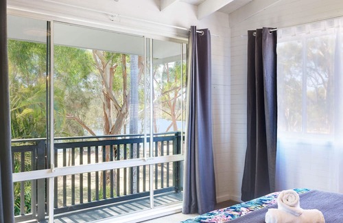 Chain Valley Bay House | Waterfront Lake House & Granny Flat with Hot Tub