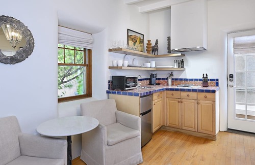 Historic Eastside Bed & Breakfast | Dos Hermanas Casita 8 | Cozy Downtown | Studio