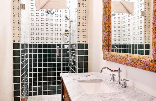 Historic Eastside Bed & Breakfast | Dos Hermanas Casita 8 | Cozy Downtown | Studio